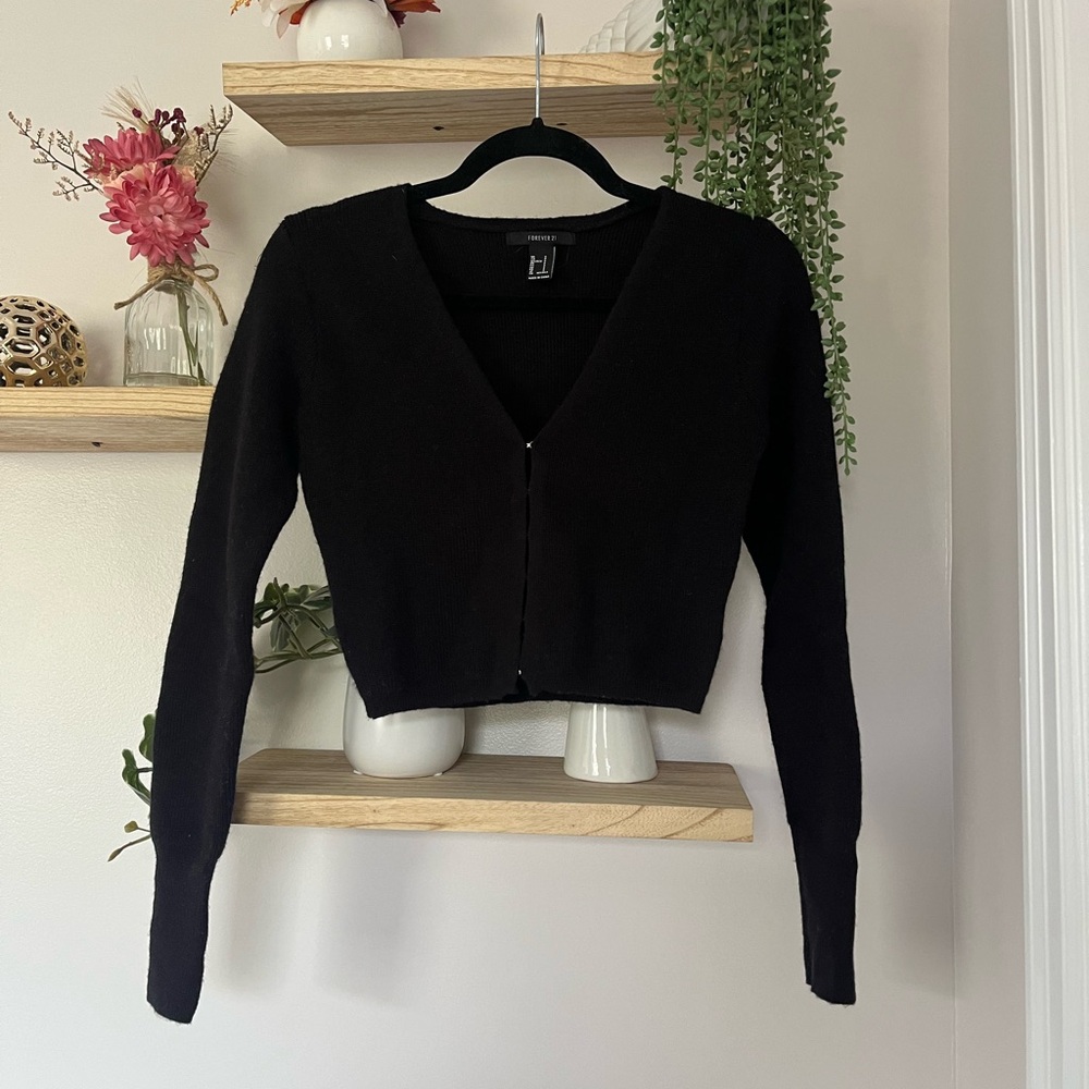 Black ribbed cropped vneck cardigan with hook clasps